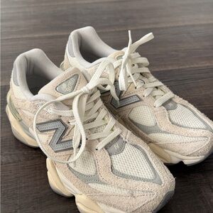 New Balance Women's Beige and Light Gray 9060